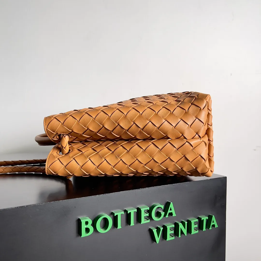 The 2023 new Andiamo batch of 2260 BV has been shipped‼ ️Really popular🔥The new Andiamo woven handbag launched by Bottega Veneta this season is really popular all over the world! ! Celebrities at home and abroad have worn it, and Oscar-winning actress Michelle Yeoh has taken it out on the street. Song Jia, Trai Yara, Yu Feihong, Sanji Ayaka, Rosie Hunting-Whiteley, Yoshioka Riho, etc. have all picked up this bag. It is classic and versatile, showing off its temperament, and the bag capacity is also large, which is very convenient for daily commuting! ! A variety of carrying methods, the shoulder straps can be adjusted by yourself, the original lambskin feels soft and delicate, and the unisex style breaks the gender boundaries and brings a more practical and long-lasting use experience. Andiamo, which has both elegant and casual styles, perfectly interprets the true appearance of "fashionable old money style". Style number: 743572 Size: 32*24*12